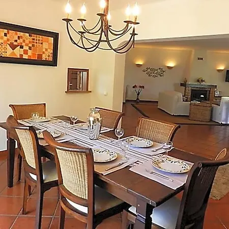 Sleeps 6 With Pool And Air Con