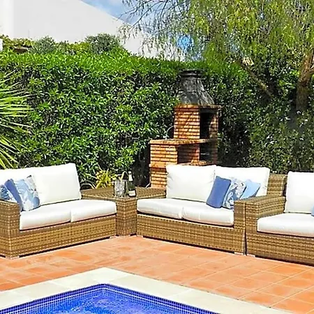 Sleeps 6 With Pool And Air Con *