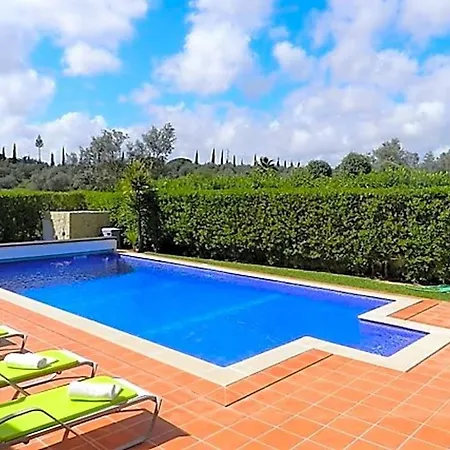 Sleeps 6 With Pool And Air Con