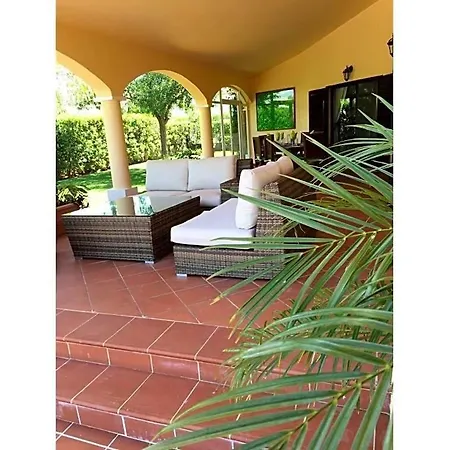 Sleeps 6 With Pool And Air Con